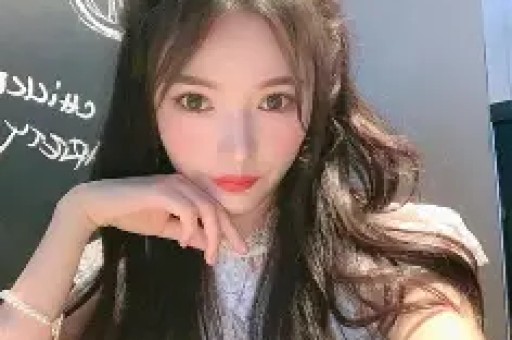 韩国女星Jennie耍大牌事件后《时代》红毯争艳直角肩再成亮点